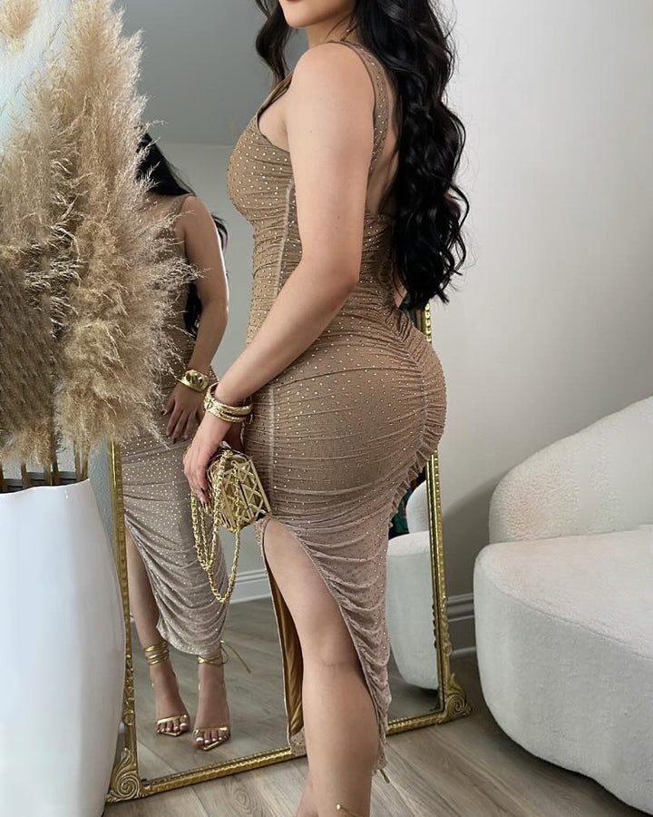 Figurbetontes Kleid mit Quadratischem Ausschnitt Paillettenverzierung und Gerüschtem Asymmetrischem Saum