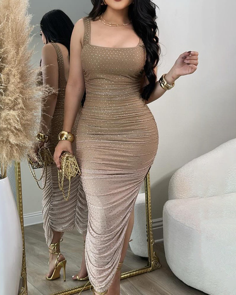 Figurbetontes Kleid mit Quadratischem Ausschnitt Paillettenverzierung und Gerüschtem Asymmetrischem Saum