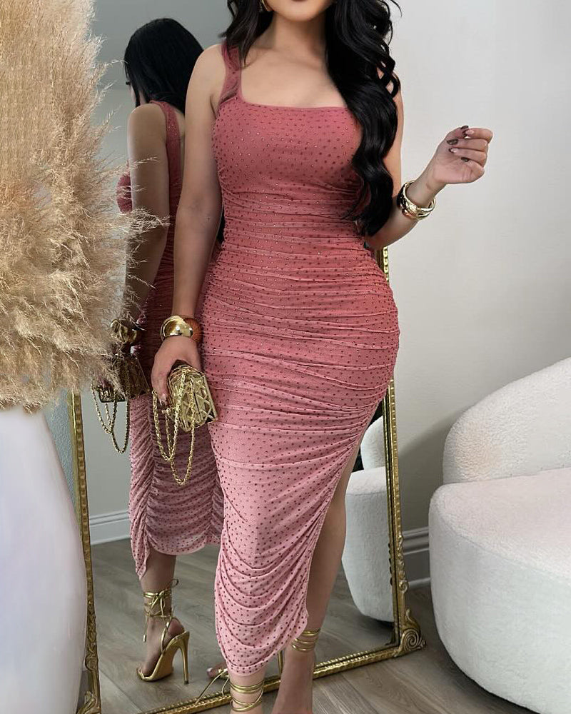 Figurbetontes Kleid mit Quadratischem Ausschnitt Paillettenverzierung und Gerüschtem Asymmetrischem Saum