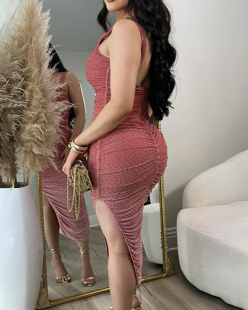 Figurbetontes Kleid mit Quadratischem Ausschnitt Paillettenverzierung und Gerüschtem Asymmetrischem Saum