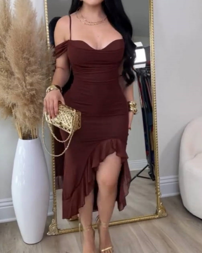 Glamouröses Schulterfreies Kleid mit Gerüschtem Asymmetrischem Schlitz