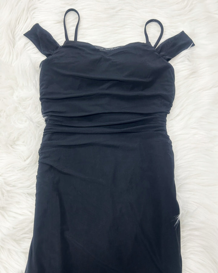 Glamouröses Schulterfreies Kleid mit Gerüschtem Asymmetrischem Schlitz