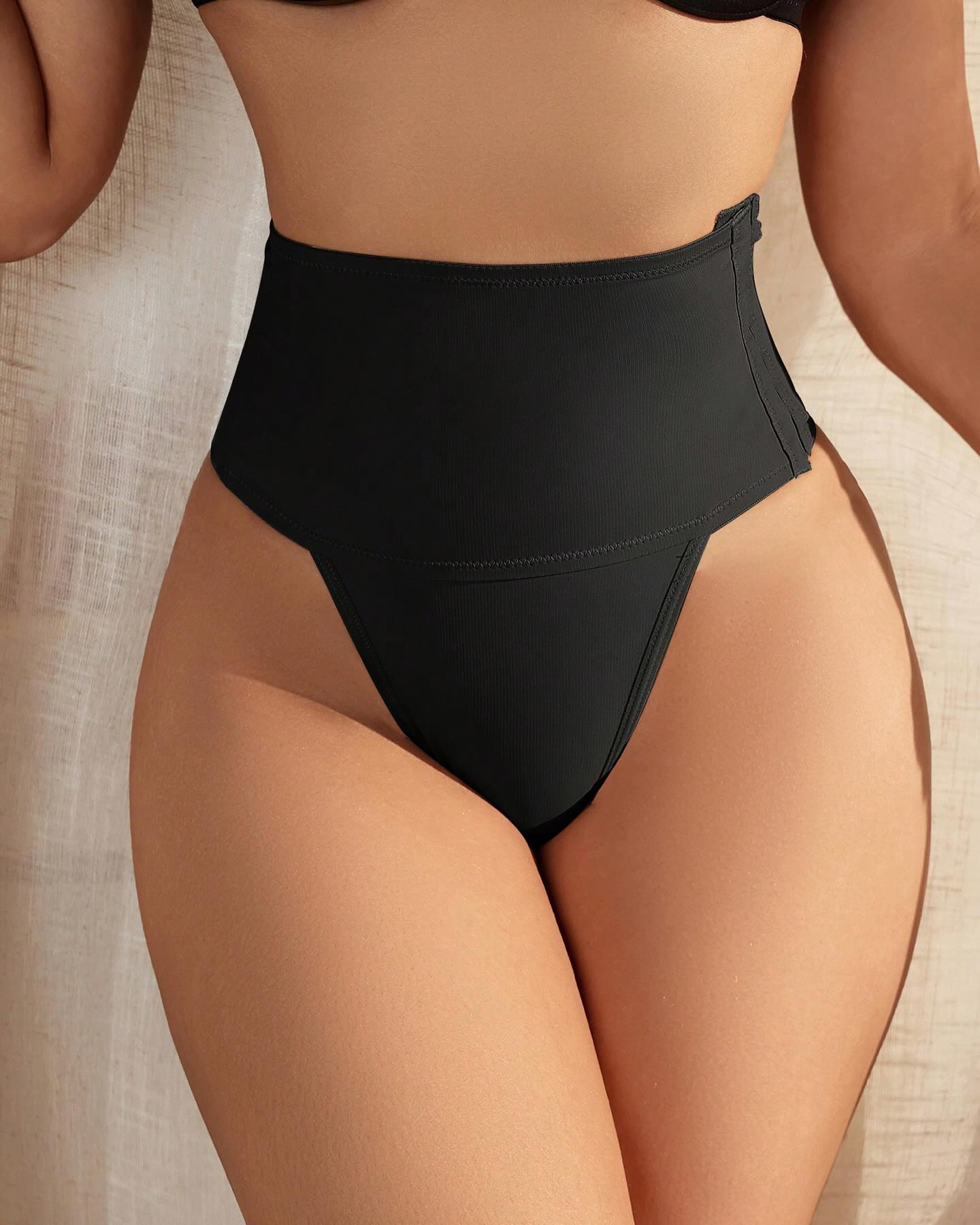 Shapewear-Kontrollhöschen mit Haken- und Ösenverschluss und Tanga-Design