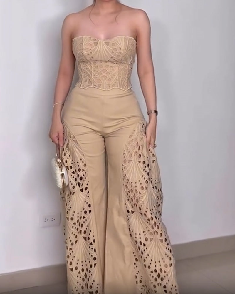 Elegantes Set aus Trägerlosem Oberteil mit Blumenmuster Lochmuster und Weiten Hosen