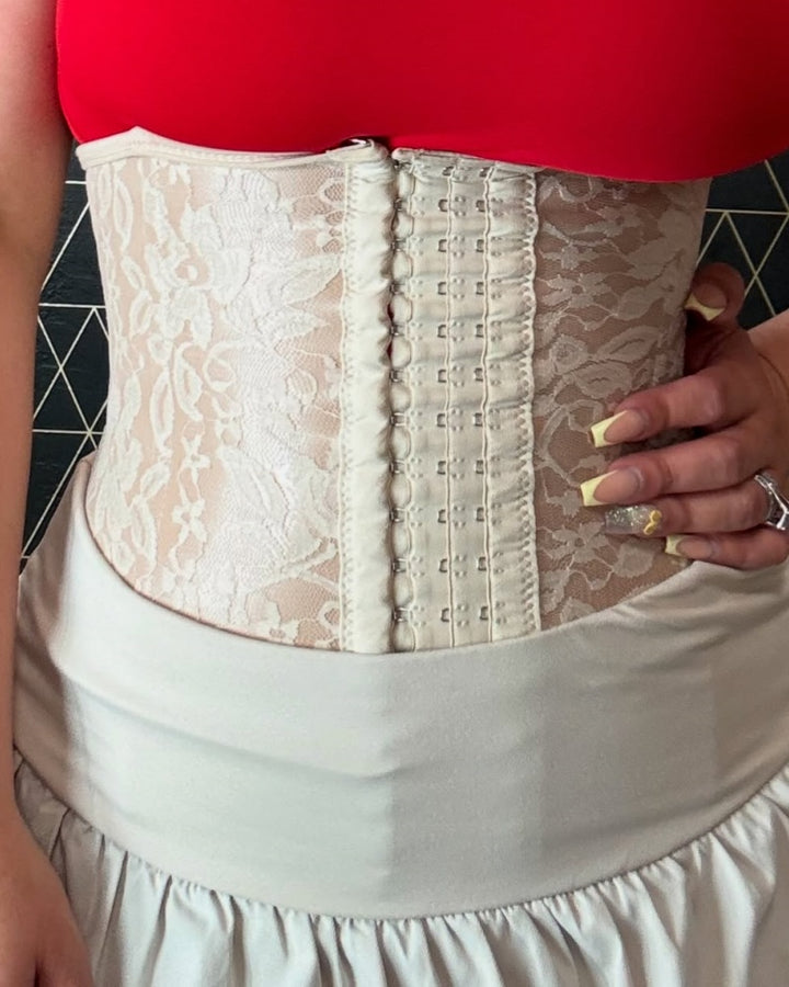 Fajas Colombianas Taillentrainer mit Floraler Spitze und Verstellbaren Hakenreihen (Vorverkauf)