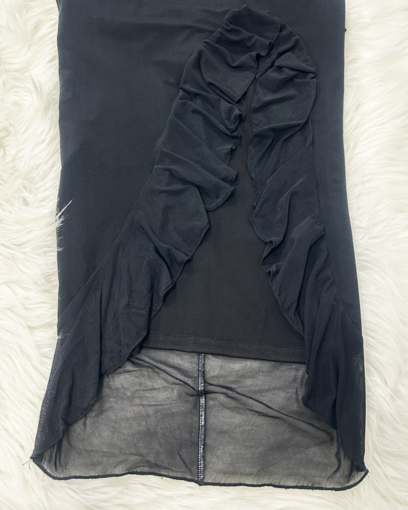 Glamouröses Schulterfreies Kleid mit Gerüschtem Asymmetrischem Schlitz