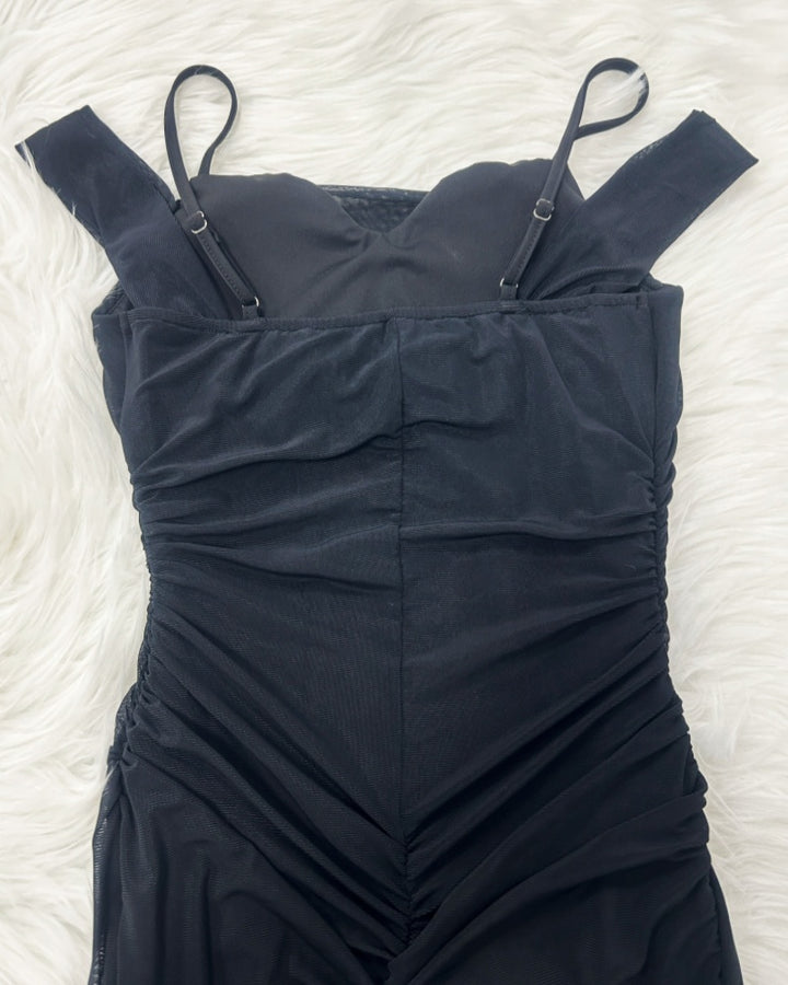 Glamouröses Schulterfreies Kleid mit Gerüschtem Asymmetrischem Schlitz