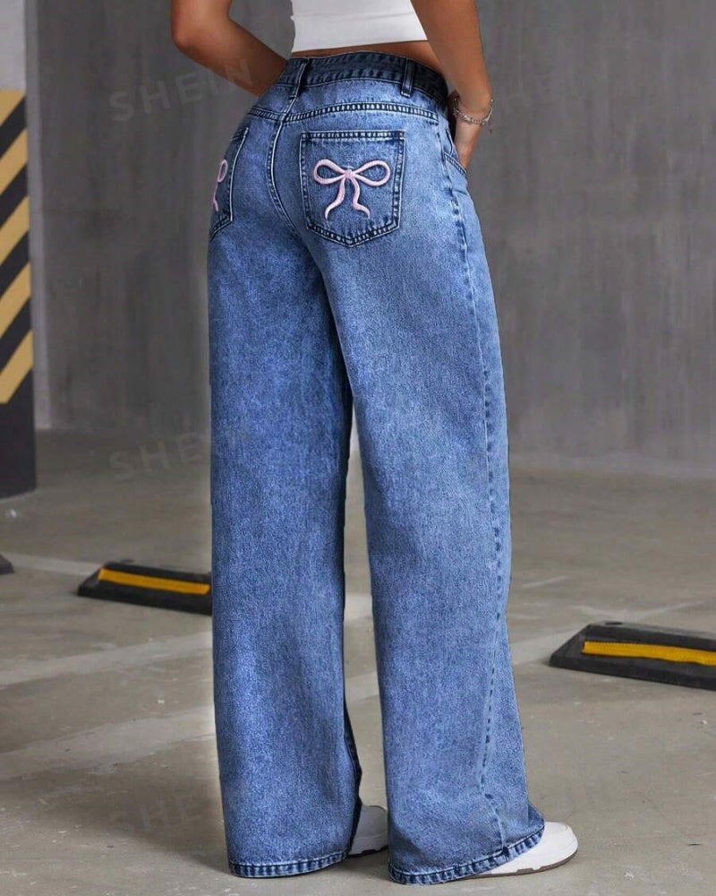Lässige Verwaschene Jeans mit Weitem Bein und Bestickter Schleifentasche Passend zu Allen Outfits