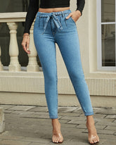 Stretch Slim Fit Skinny Jeans mit Bundfalten und Gürtel