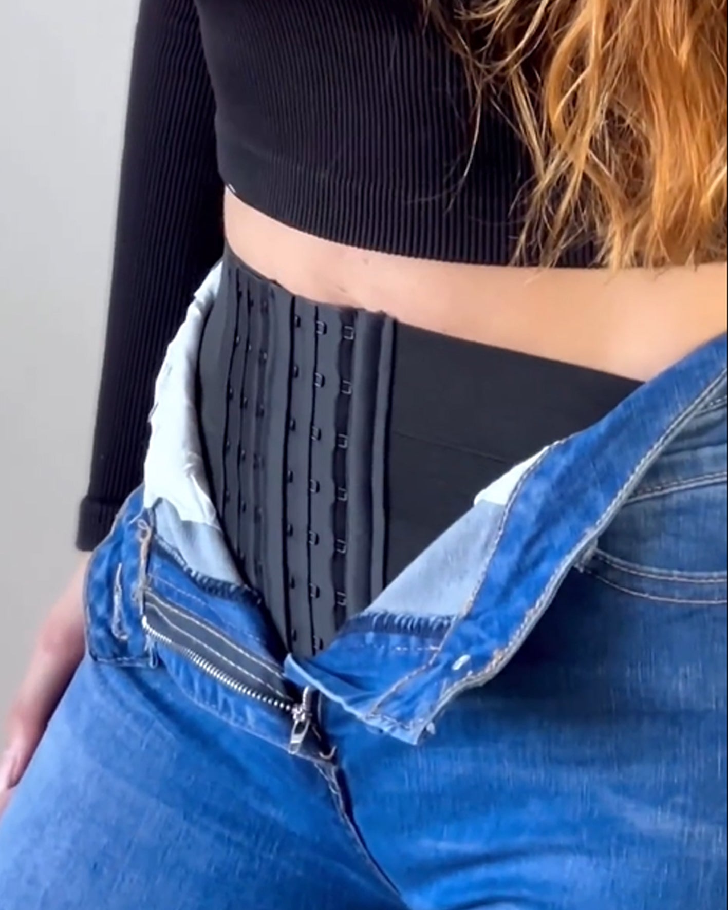 Po-Lift Jeans mit hoher Taille und internem Gürtel